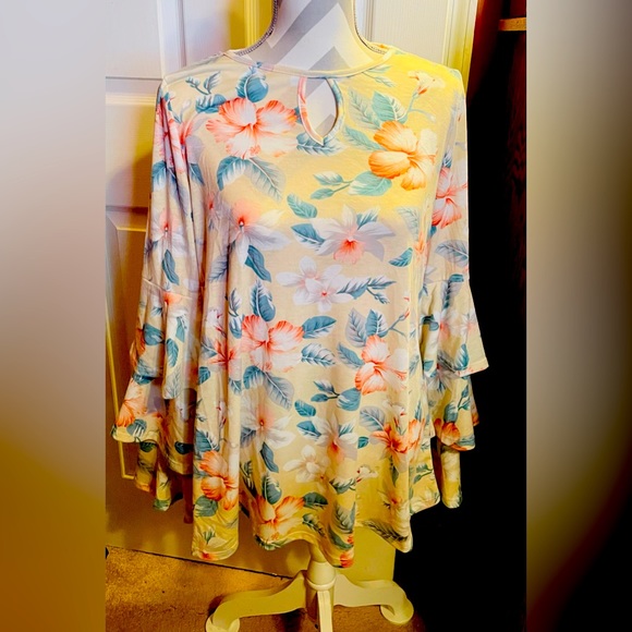 Keyhole neck floral top with ruffle sleeves - Picture 2 of 3